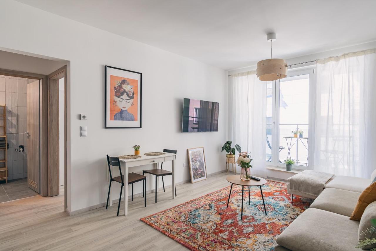 Corvin Apartment With Balcony And Ac บูดาเปสต์ ภายนอก รูปภาพ